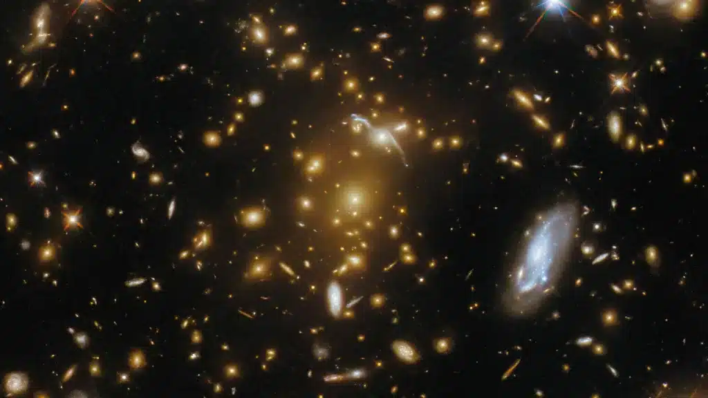 L’ammasso di galassie eMACS J1823.1+7822 , un oggeto celeste estremamente importante per lo studio dell'astronomia extragalattica